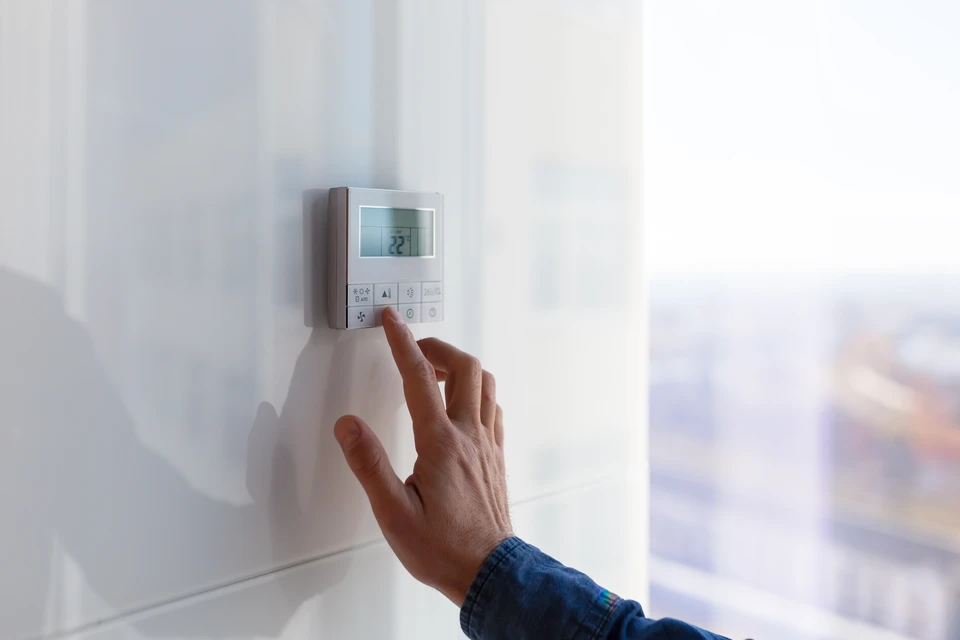 Plafond intérieur moderne avec système de ventilation circulaire concentrique intégré dans structure ondulée métallique