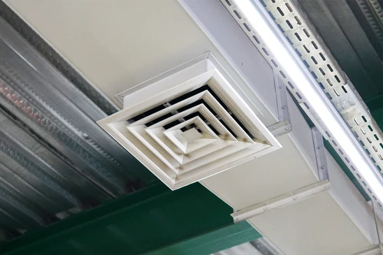 Intérieur résidentiel moderne avec climatiseur mural blanc installé en hauteur près d'une ouverture de porte
